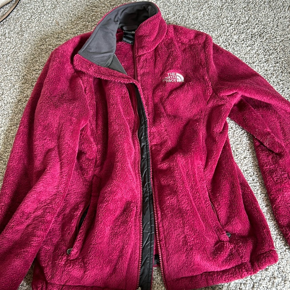 North Face women’s M. Magenta fleece zip up.